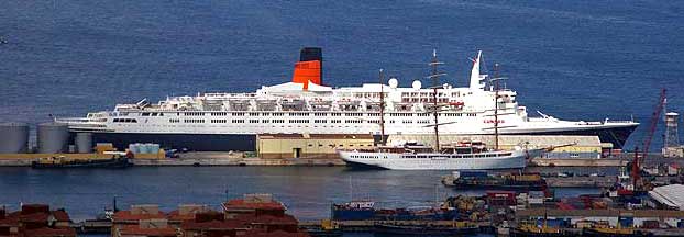 Picture of the Queen Elizabeth 2 in Gibraltar