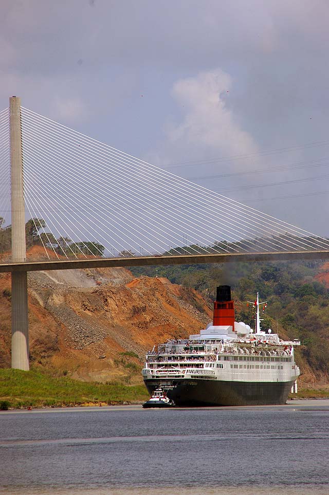 The RMS Queen Elizabeth 2 under the new Centennial Bridge