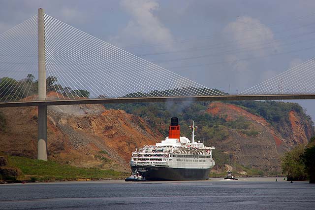 The RMS Queen Elizabeth 2 under the new Centennial Bridge